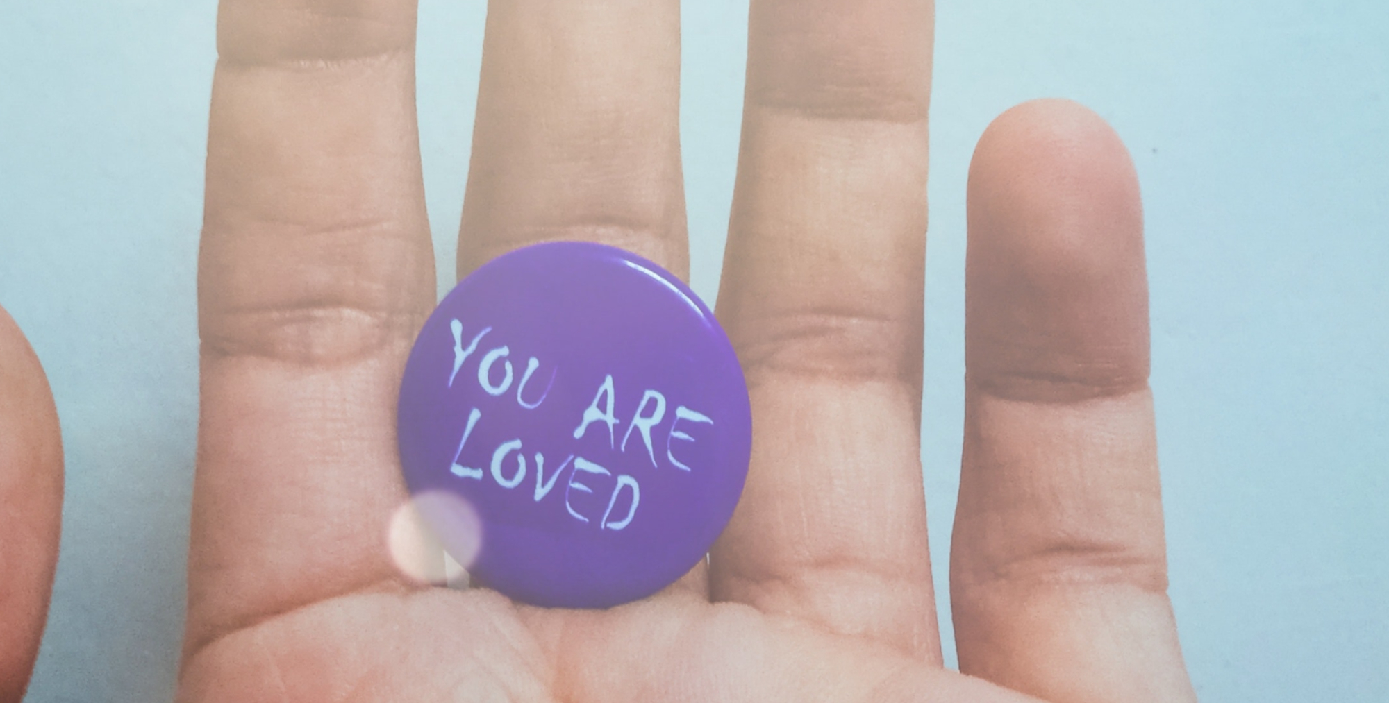 ¿Cuáles son las opciones de diseño disponibles para los pins personalizados?