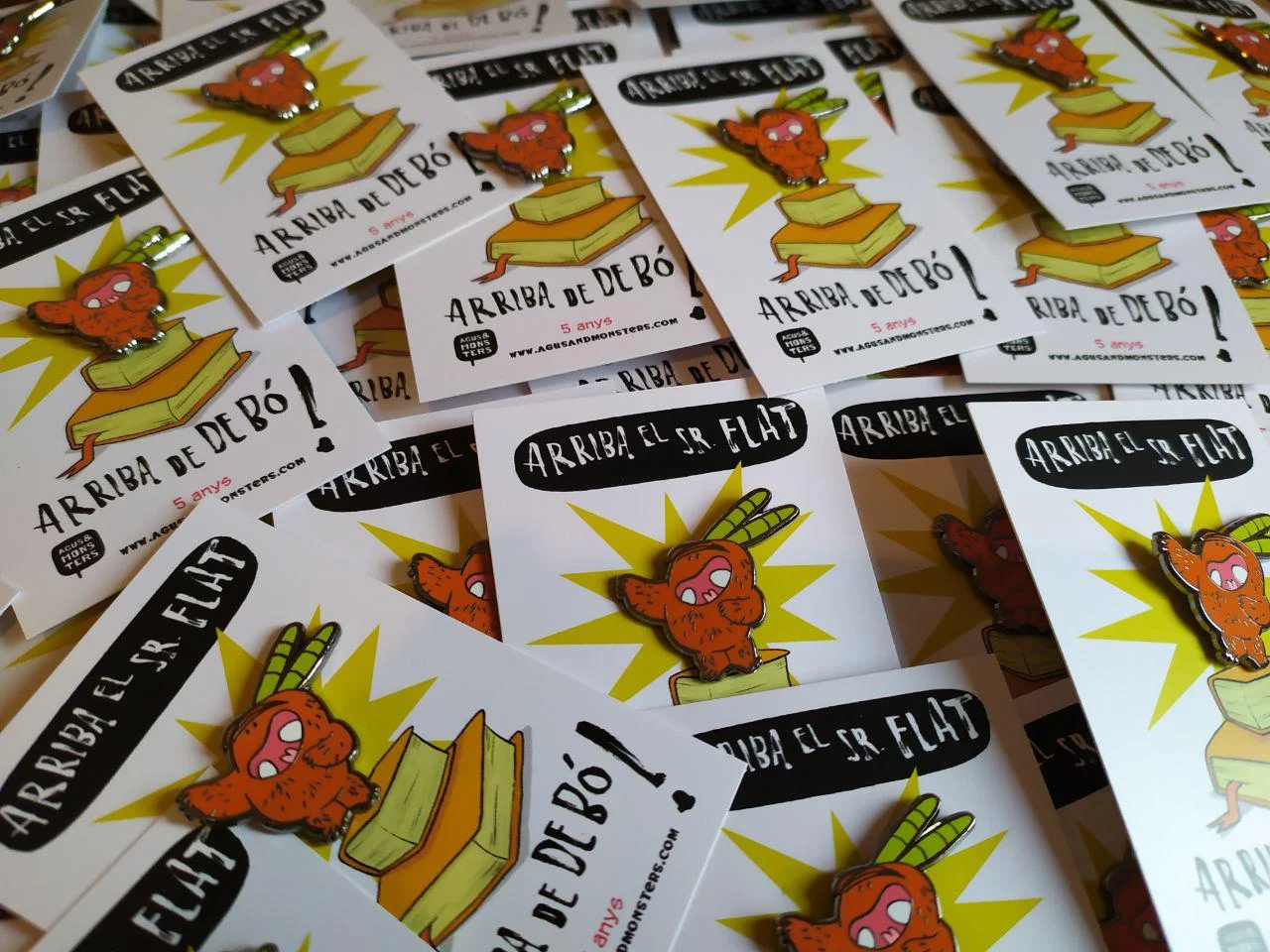 Pins metálicos con tarjetas personalizadas, una apuesta por la calidad