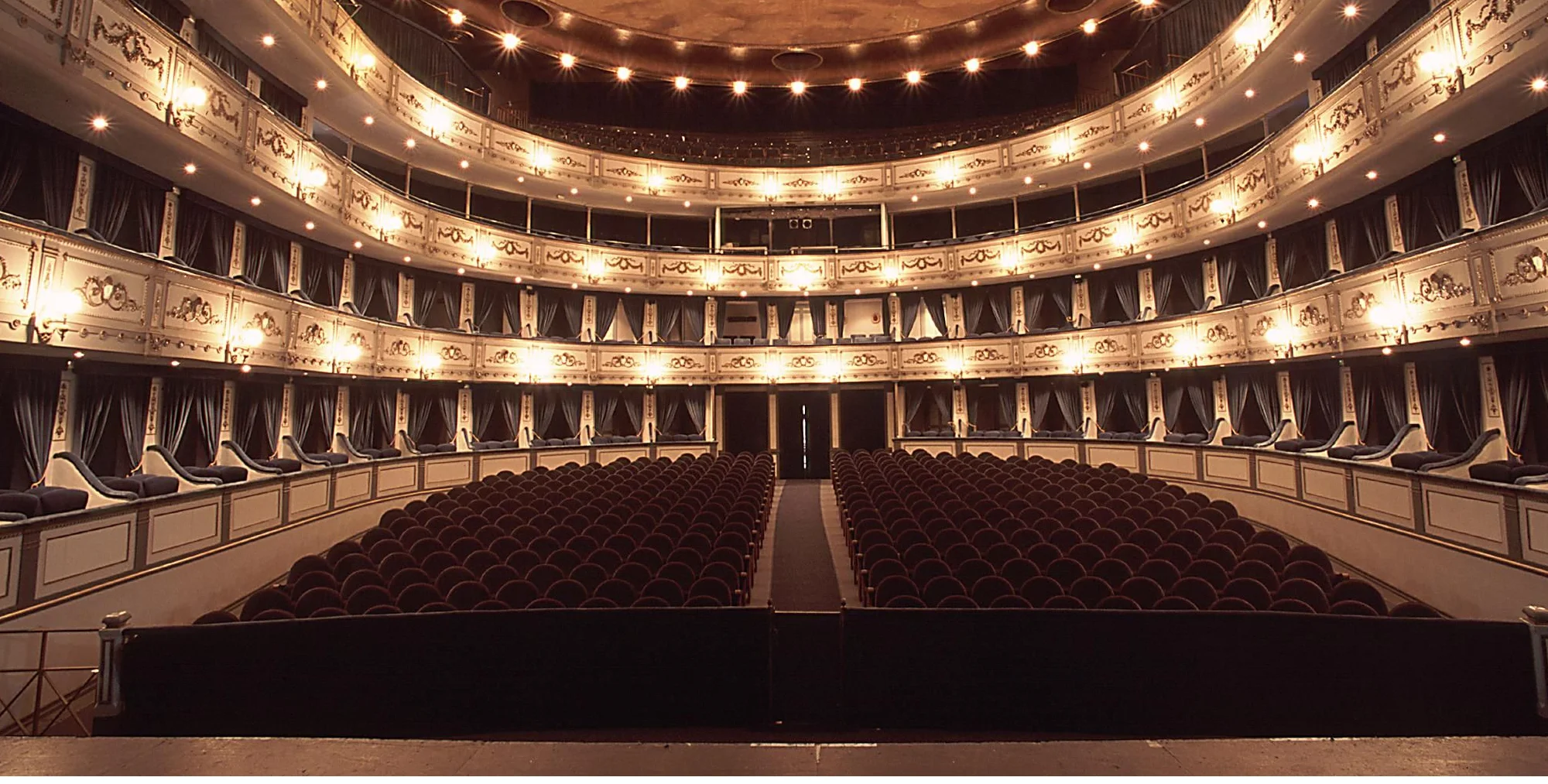 Pins para el ciento cincuenta aniversario del Teatro Cervantes de Málaga